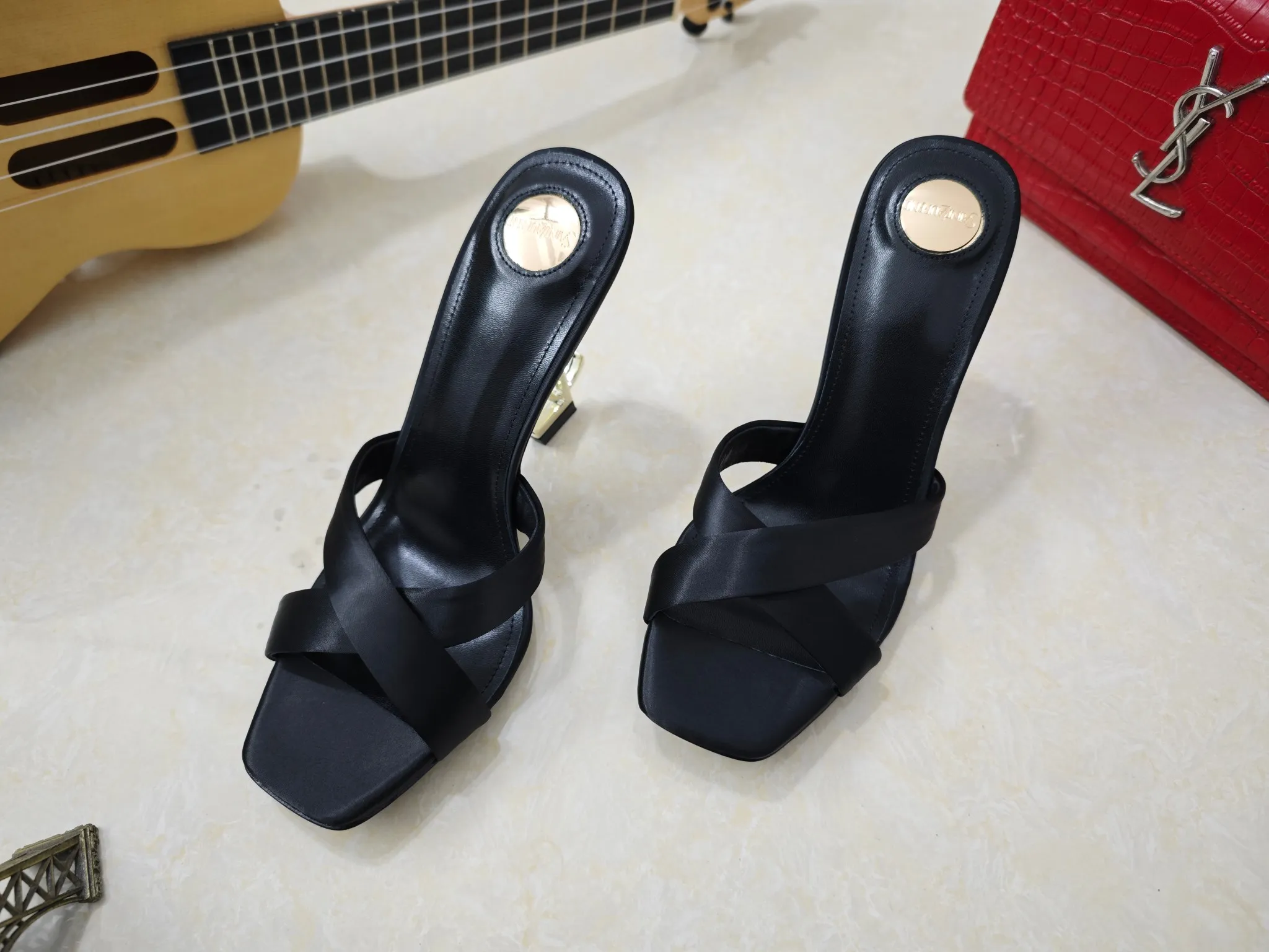 👟👟Ex-factory price 540👟👟【Saint Laurent】Yves Saint Laurent, high-heeled YSL high heels💃2025 early spring counter synchronizes the latest styles, YSL, decoration👠 Classic and high-quality glamorous masterpieces, the hottest autumn and winter series in the counter, with temperament, fashion, classic and attractive design style 😌The effect on the feet is particularly beautiful〰️, the materials are imported from Italy 🇮🇹 calf, imported black sheepskin, lining, and foot pads; sheepskin, stiletto high heels, size 35-41 (34.41.42 must be customized, non-refundable) outsole; imported genuine leather outsole, with full counter packaging